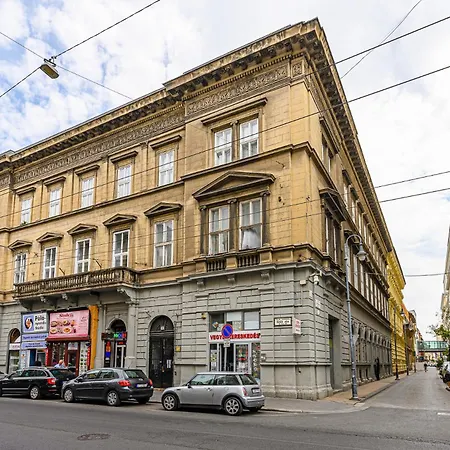 Elegant Downtown In Kiraly Street With Ac